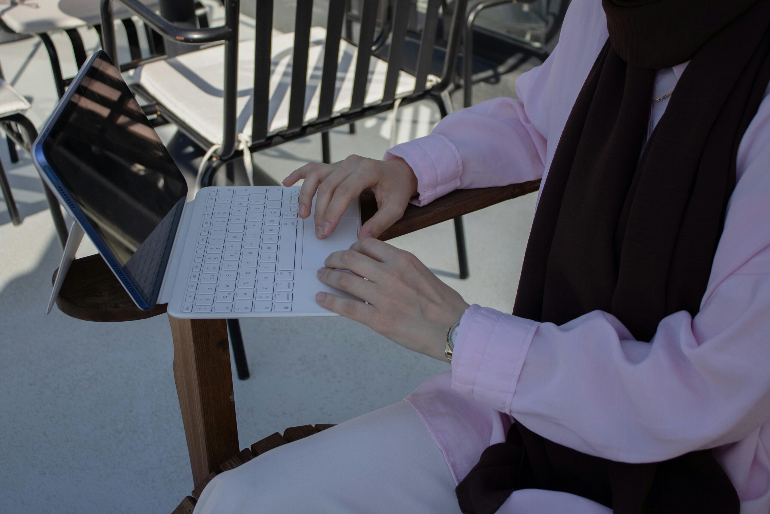 Photo by özlem kara: https://www.pexels.com/photo/person-working-on-laptop-outdoors-in-istanbul-28899809/